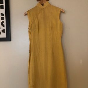 Handmade cheongsam / qipao with daisy lace